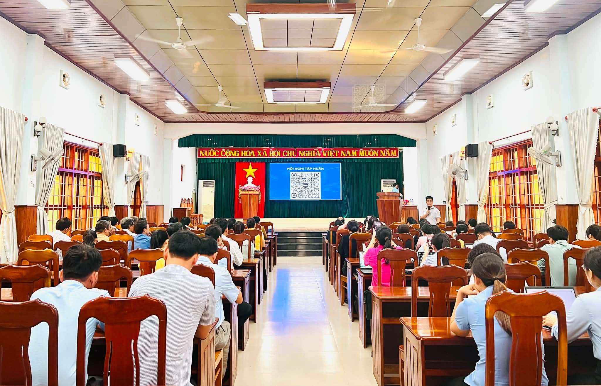 Xã Sơn Hoà tổ chức Hội nghị tập huấn sử dụng Phần mềm Quản lý văn bản (VNPT iOffice), Hệ thống đánh giá hiệu suất công việc (KPI) và kỹ năng an toàn thông tin trên môi trường mạng năm 2026
