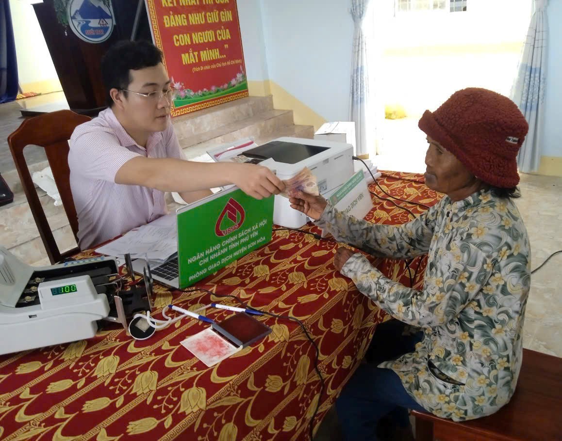 PHÒNG GIAO DỊCH NGÂN HÀNG CHÍNH SÁCH XÃ HỘI SƠN HÒA, ĐỒNG HÀNH CŨNG CHƯƠNG TRÌNH CẶP LÁ YÊU THƯƠNG