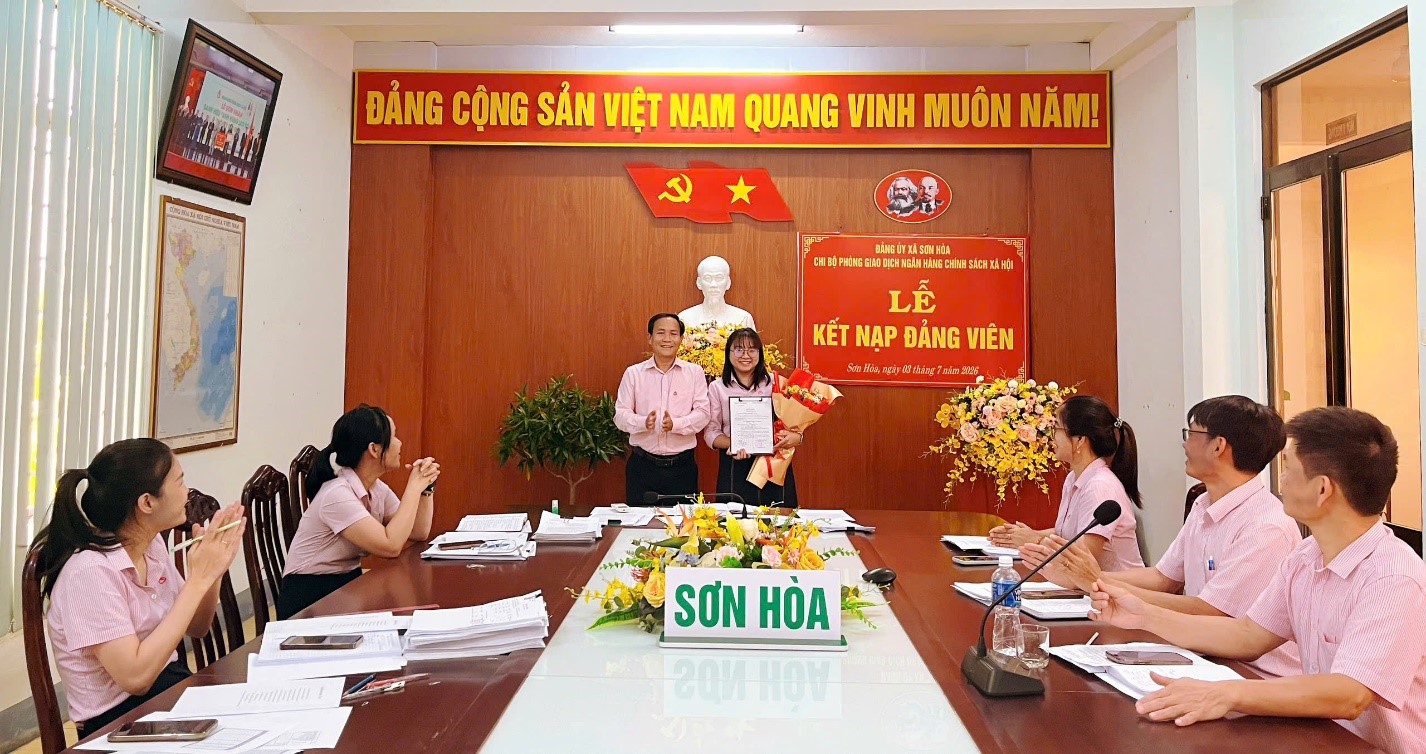 CHI BỘ PHÒNG GIAO DỊCH NGÂN HÀNG CHÍNH SÁCH XÃ HỘI SƠN HÒA KẾT NẠP ĐẢNG VIÊN MỚI