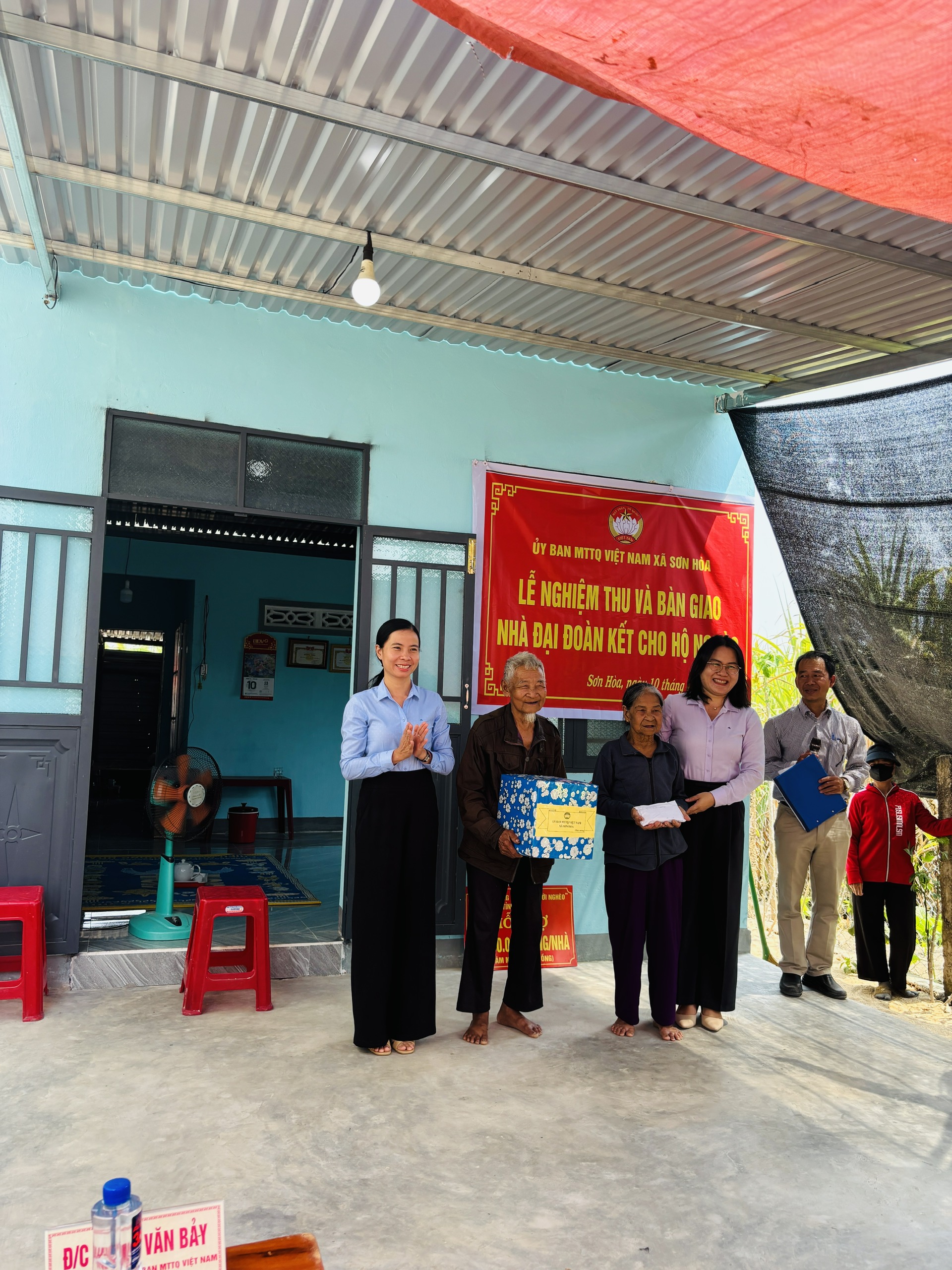 XÃ SƠN HÒA TỔ CHỨC NGHIỆM THU, BÀN GIAO NHÀ ĐẠI ĐOÀN KẾT CHO HỘ NGHÈO