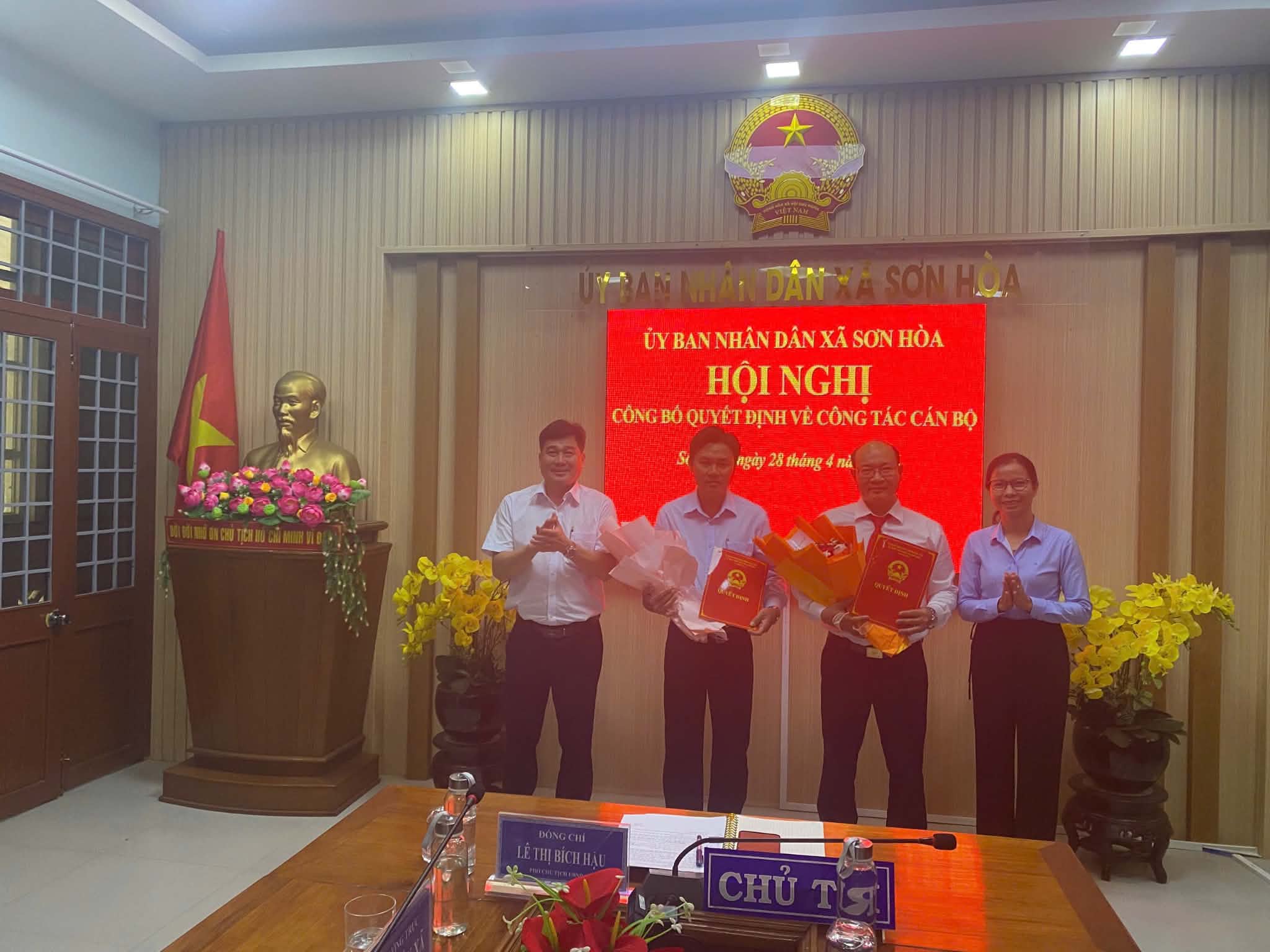 UBND XÃ SƠN HOÀ TỔ CHỨC HỘI NGHỊ CÔNG BỐ VÀ TRAO QUYẾT ĐỊNH BỔ NHIỆM CÁN BỘ LÃNH ĐẠO QUẢN LÝ